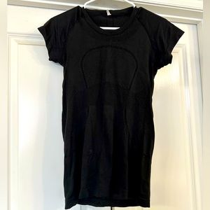 black women’s Lululemon Run Swiftly Tech short sleeve size 8